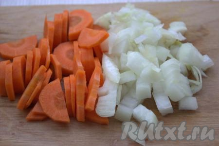 Морковь и лук очистить. Морковку нарезать полукольцами, лук - небольшими кубиками.