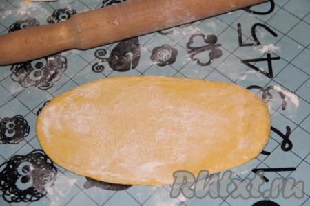 Разделить тесто на 15-17 частей. Каждую часть теста раскатать в овал.