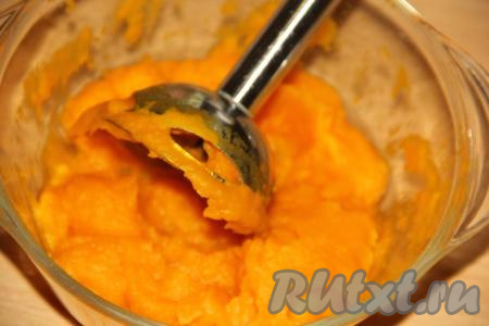 Запечённую мякоть тыквы пробить погружным блендером в пюре, дать немного остыть.