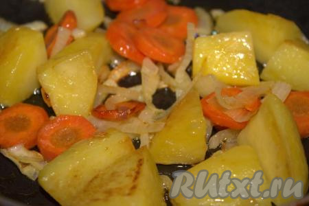В сковороде разогреть растительное масло, выложить нарезанные картофель, морковь и лук, обжарить овощи на среднем огне до лёгкого золотистого цвета (в течение минут 7-10), иногда перемешивая. 