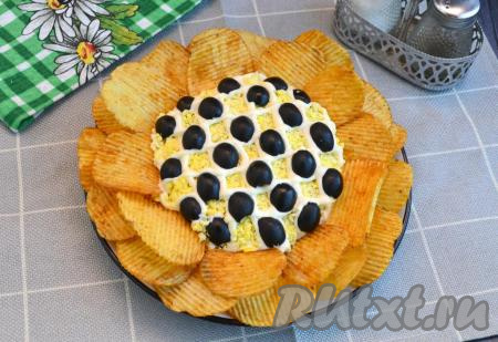 Салат "Подсолнух" с курицей, грибами и чипсами