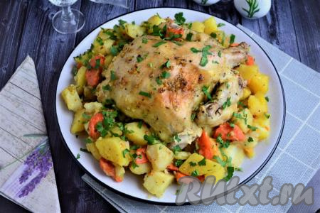 Курица целиком с картошкой в рукаве