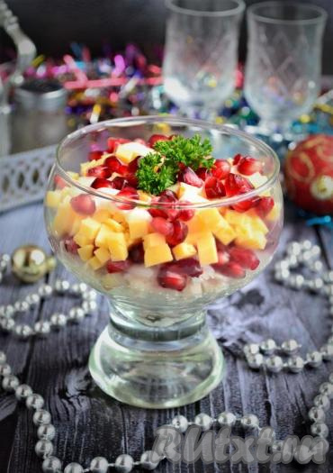 Салат с курицей, гранатом и сыром