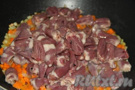 По прошествии времени выложить куриные сердечки к обжаренным овощам.