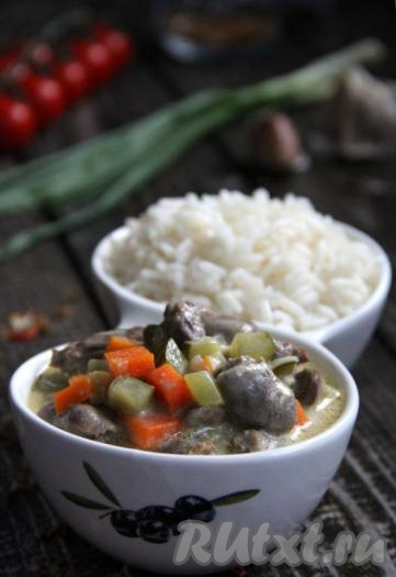 Очень вкусные куриные сердечки, приготовленные с солёными огурцами в сметане, подать к столу в горячем виде с рисом или картофелем.