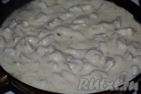 Перемешать кусочки куриной грудки с соусом "Бешамель" и томить минут 10 под крышкой на медленном огне.