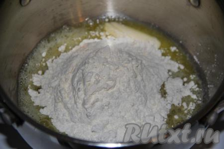 Всыпать муку в сотейник с растопленным маслом.