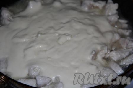 Добавить в сковороду к куриной грудке соус "Бешамель".