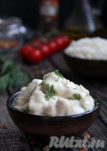 Подать очень нежную, сочную куриную грудку в горячем виде, а соус "Бешамель", в котором тушилось мясо, станет отличным дополнением к гарниру, например, к картошке или рису. Это блюдо готовится совсем несложно, а получается и сытным, и очень вкусным, попробуйте!