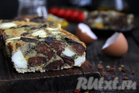 Готовый дроб из куриной печени и яиц слегка остудить, а затем переложить на тарелку и нарезать на кусочки. Блюдо получается очень вкусным, его можно подать с гарниром или просто выложив кусочек дроба на хлеб.