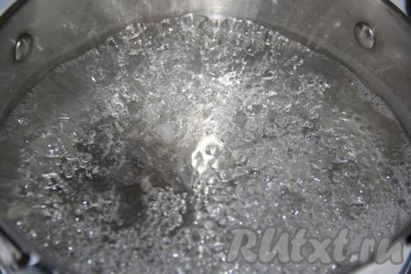 Воду для варки печени довести до кипения.