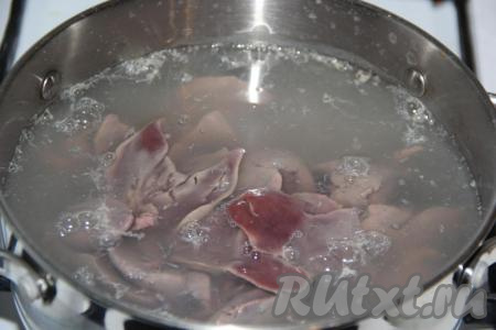Опустить печень в кипящую воду и варить, с момента закипания, 3 минуты.