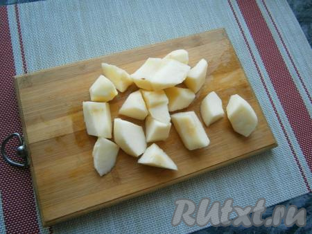 Яблоко, очищенное от кожуры и семян, нарезать кусочками.