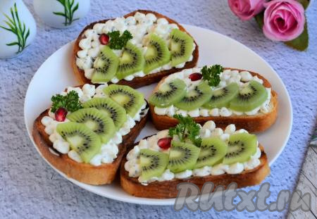 Очень вкусные и красивые бутерброды, приготовленные с сыром, киви и чесноком, можно подавать на праздничный стол!