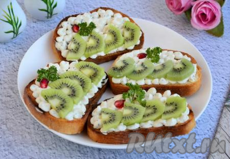 Бутерброды с сыром, киви и чесноком