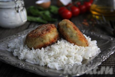 Подать нежнейшие, очень вкусные и сочные куриные котлеты, приготовленные с плавленным сыром на сковороде, в горячем виде с любым гарниром. Обязательно порадуйте такими домашними котлетками своих родных на обед или ужин, советую!