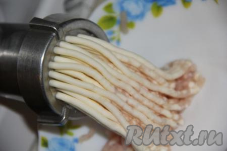 Плавленный сырок очистить и пропустить через мясорубку.