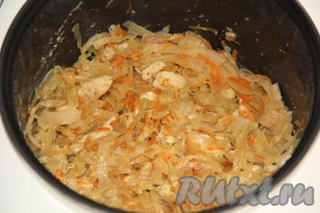 Аппетитную тушёную капусту, приготовленную с курицей в мультиварке, подать в горячем виде.