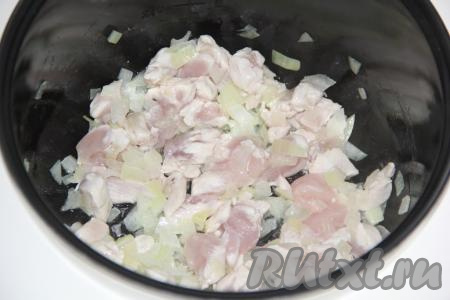 Обжарить мясо вместе с луком в течение 10 минут, периодически перемешивая.