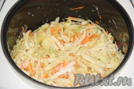 Закрыть крышку мультиварки и тушить капусту с куриным филе до звукового сигнала.