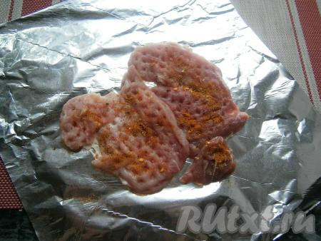 Поместить свинину на фольгу, сложенную вдвое. Мясо тщательно завернуть в фольгу и запечь в разогретой духовке в течение 15 минут при температуре 180 градусов.