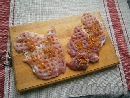 Натереть мясо приправой и солью.