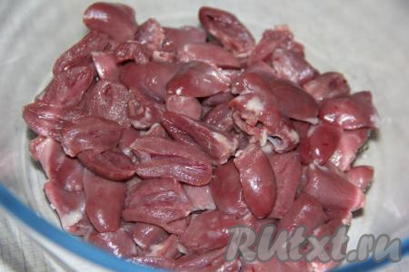 Сердечки разрезать на две части и промыть от сгустков крови. Удалить лишний жир и сосуды.