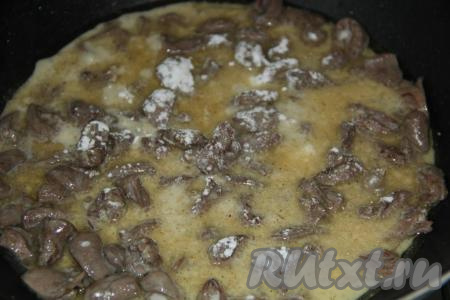 Всыпать крахмал и снова перемешать, потомить куриные сердечки в сырном соусе минут 5 на небольшом огне, а затем снять с огня.
