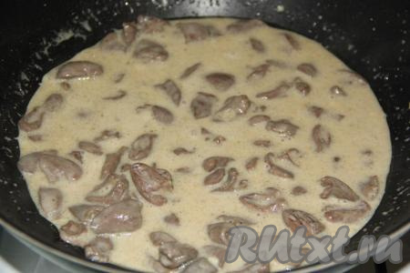 Сковороду с куриными сердечками в соусе из плавленного сыра накрыть крышкой и дать настояться минут 10, а затем подать к столу с любым гарниром.