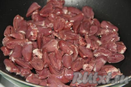 В сковороду влить растительное масло и выложить сердечки.