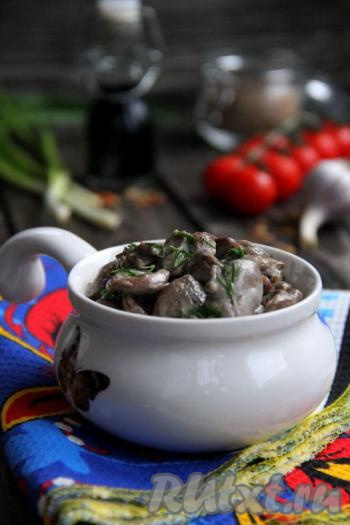 Куриные сердечки, приготовленные в сырном соусе, получаются нежнейшими и очень аппетитными. Это простое блюдо и насытит, и внесёт разнообразие в повседневное меню, и порадует отменным вкусом!