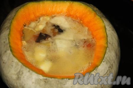 Влить горячую воду так, чтобы она полностью покрывала рис и фрукты.