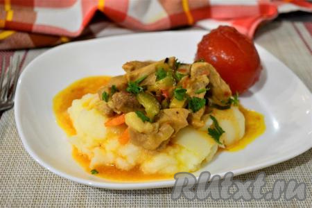 Свинина с солёными огурцами в мультиварке
