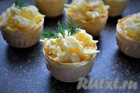 Тарталетки с ананасом, сыром и чесноком