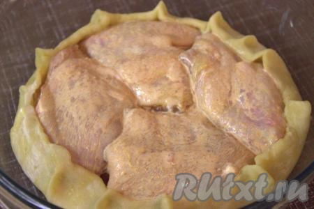 Завернуть плотно края теста на куриные бёдра (как на фото). Поставить форму с куриными бёдрами в тесте в заранее разогретую до 180 градусов духовку и запекать минут 50-60.
