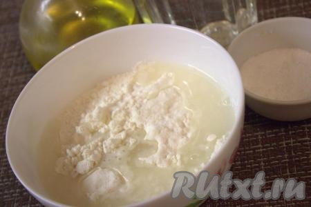 Пока куриные бёдра в холодильнике, замесим тесто, для этого нужно просеять муку, всыпать куркуму и соль, перемешать, влить тёплую воду и растительное масло.