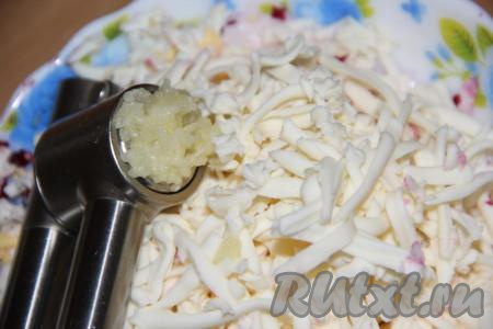 Сюда же выдавить через пресс чеснок.