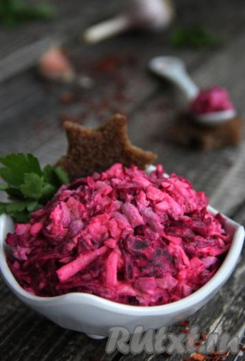 Салат, приготовленный из свеклы с плавленным сыром, чесноком и яйцами, получается ярким, очень вкусным и нежным. Это блюдо станет отличным дополнением и к повседневному, и к праздничному меню, попробуйте!