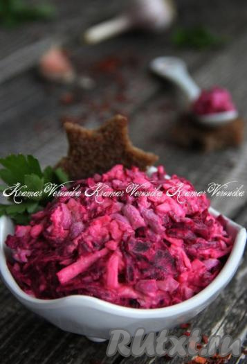 Салат из свеклы с плавленным сыром и чесноком