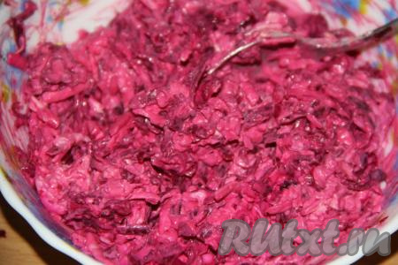 Посолить по вкусу и снова перемешать.