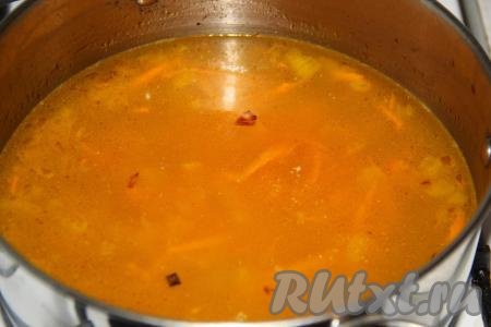Влить в кастрюлю процеженный рыбный бульон (если вы обжаривали овощи в сковороде, то добавьте их в кастрюлю с бульоном), поставить на огонь, довести до кипения.