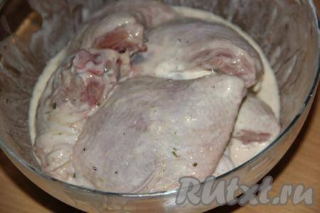 Оставить кусочки курицы на пару часов мариноваться.