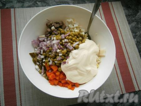 Очищенный репчатый лук мелко нарезать и добавить в салат. Я использовала синий лук - он не слишком острый. Заправить салат майонезом, при необходимости, подсолить по вкусу.