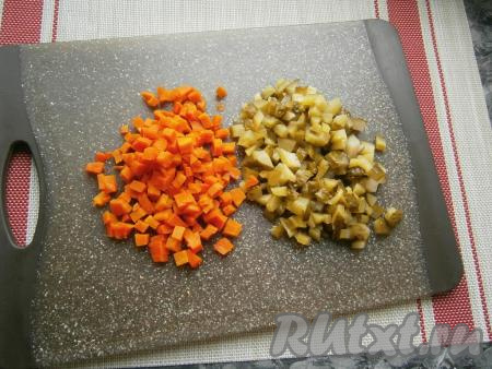 Варёную морковку и маринованные огурцы нарезать также небольшими кубиками.