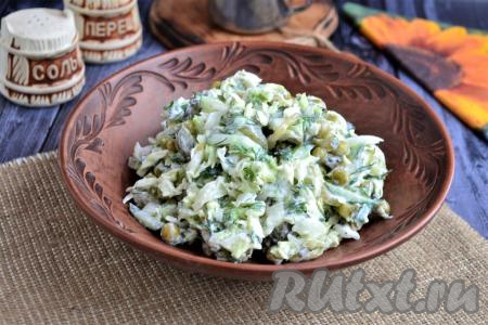 Салат с пекинской капустой, огурцом и горошком