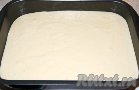 Полученное тесто перелить в форму, смазанную маслом. Отправить в заранее нагретую до 180 градусов духовку на 45-55 минут. Последние 15 минут можно сверху прикрыть бумагой для выпечки, чтобы пирог не подгорел.
