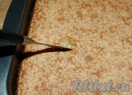 В остывшем пироге с помощью ножа сделать дырки по всей поверхности.

