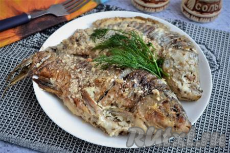 Караси, запечённые в сметане в духовке
