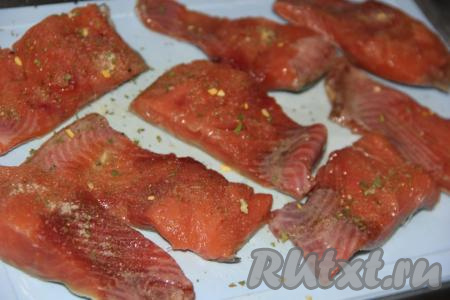 Посолить и поперчить кусочки рыбы, можно добавить приправу для рыбы. 
