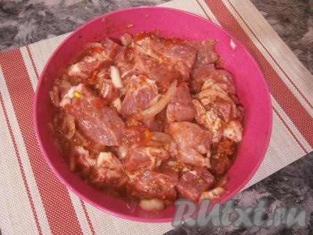 Томаты в собственном соку размять и добавить в мясо, всыпать чёрный молотый перец и хорошо перемешать.
